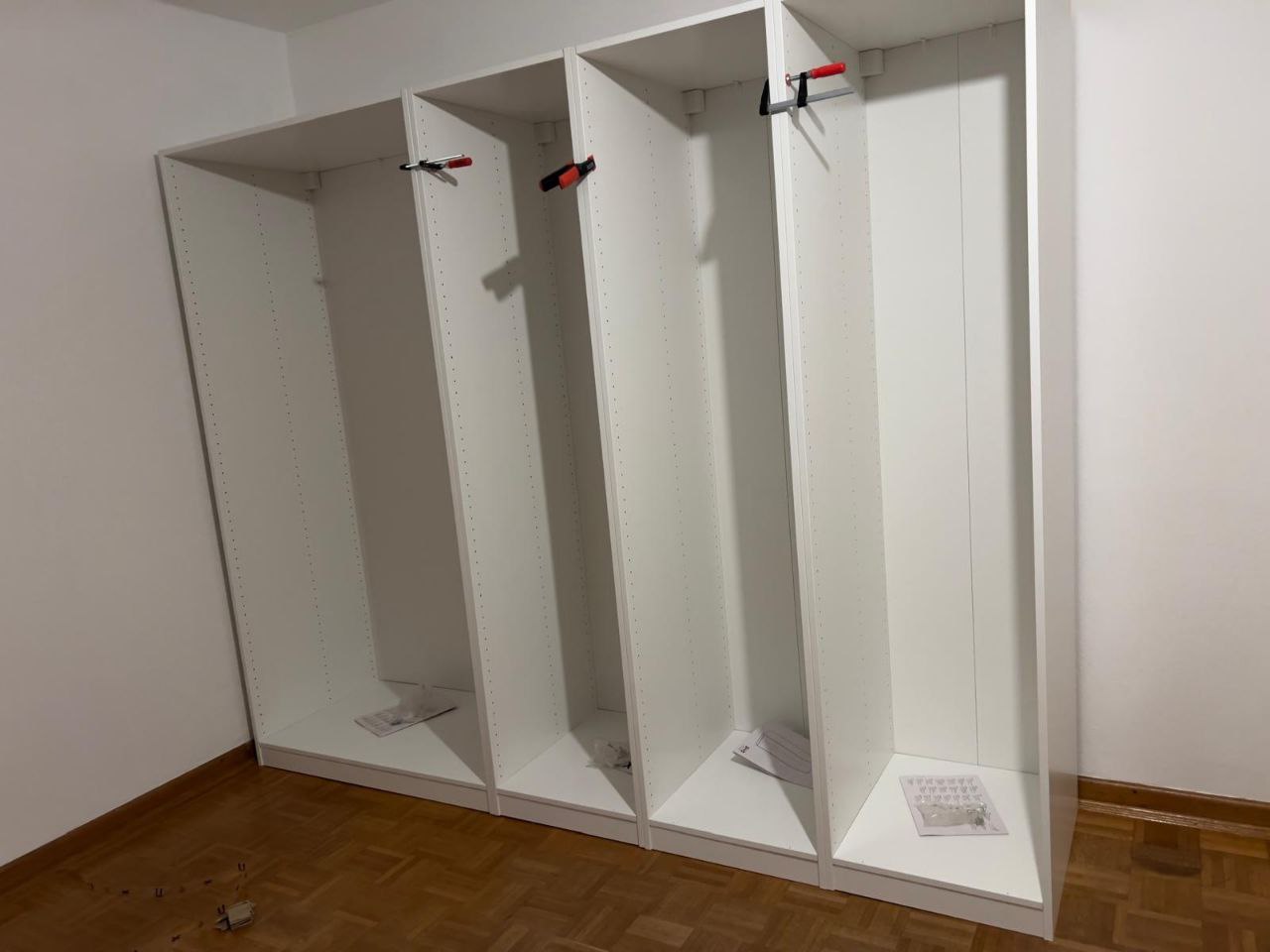 Schrank aufbauen